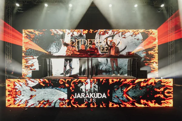 DJové za širokým LED pultem s nápisem Jarakuda